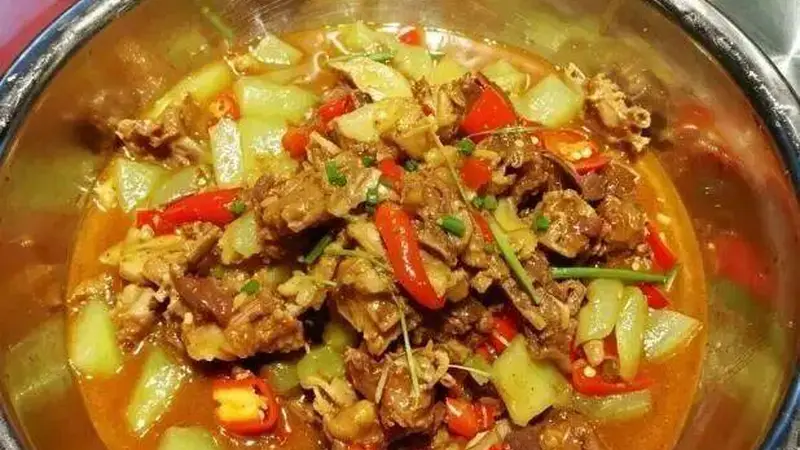 不靠辣出名,它却成了湘潭菜的“流量新秀”