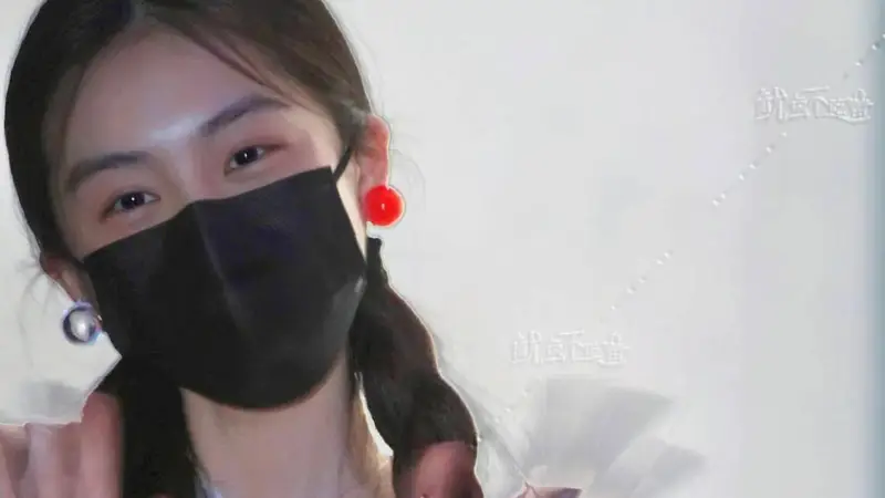 黄多多现身黄磊何炅话剧现场 戴渐变龙珠耳钉灵动漂亮