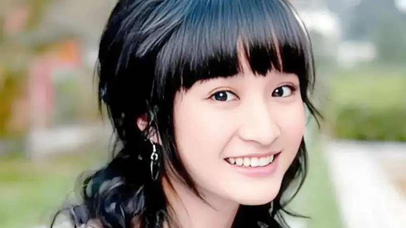 她凭《家有儿女》走红，出道26年零绯闻，如今45岁很美却还是单身