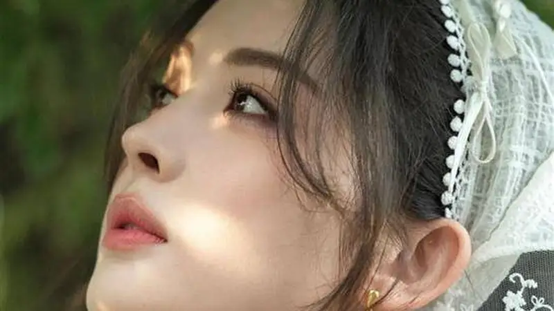 娜扎米白蕾丝+牛仔背带+红拖:高温差点热晕,但有番石榴味的夏日,解锁复古田园风