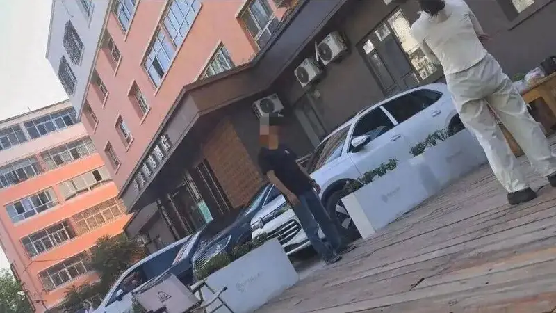 重庆游客在伊犁旅游,因酒店房间不够两人睡在车里,离店时竟被收150元“车上住宿费”