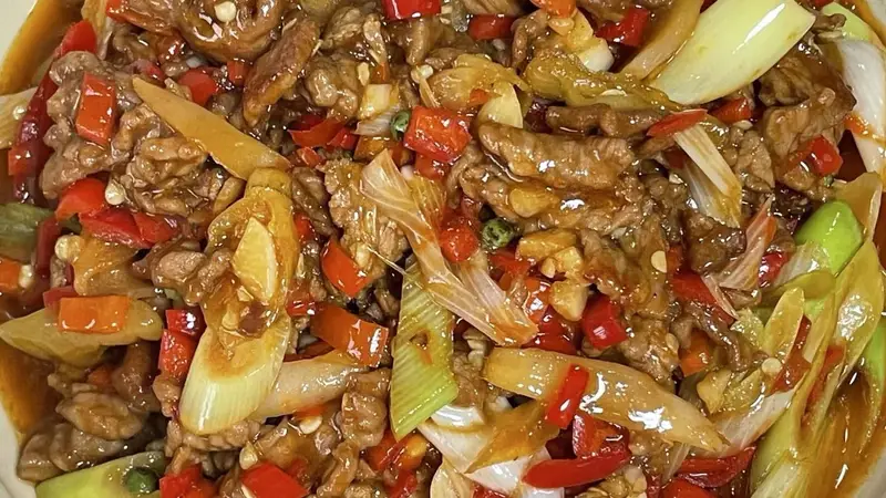 泡椒葱爆肉：一口酸辣鲜香，三碗米饭不够抢