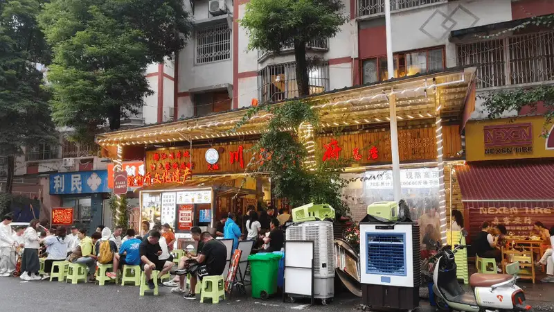 在都江堰，家庭聚餐就是要找一家不宰客、吃得踏实的鱼蛙火锅！