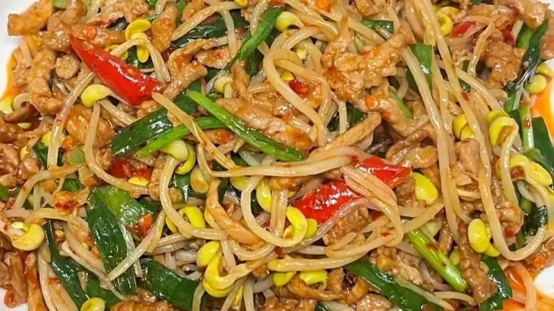 豆芽韭菜炒肉丝：脆嫩鲜香，十分钟搞定的下饭神器