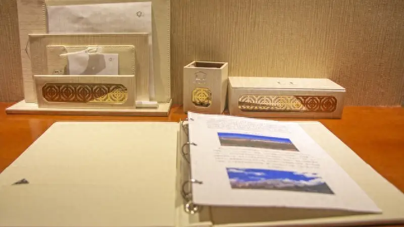 住酒店时最该带走的一样东西不是洗漱品，是床头柜抽屉里的它