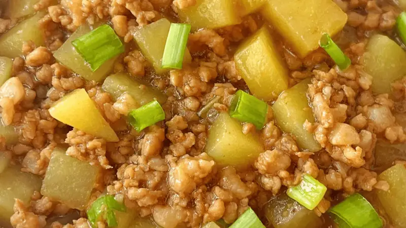 肉沫炒土豆丁：一勺酱汁裹满米饭的家常烟火气