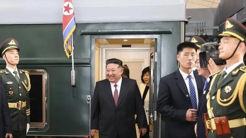 把女儿也带来了！金正恩抵京笑容满脸，女儿金主爱亲密随行引发外界高度关注
