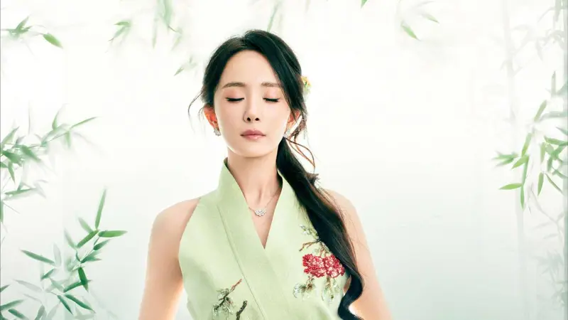 杨幂最新竹林大片绿意盎然 优雅穿搭尽显东方韵味