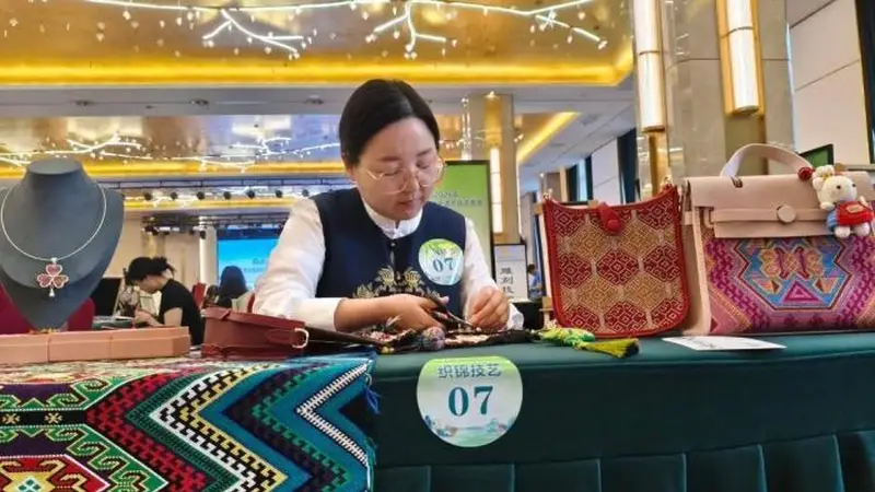 湖北土家妹巧手织就民族同心锦