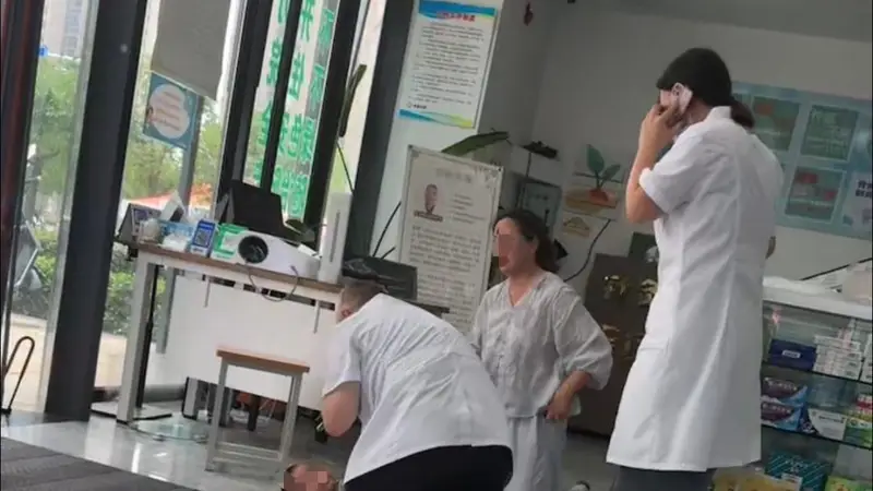 用时3分26秒，南京59岁医生跪地救回不足两岁窒息幼儿：小孩幸运遇到了我，我也很幸运通过急救知识将小孩救回来；患儿家长：孩子已无大碍