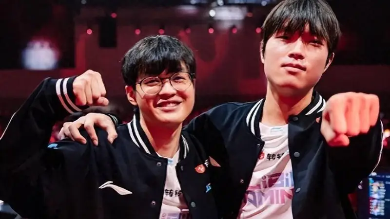BLG3比2击败T1，韩国导播多次给丹尼BP板镜头，战术都被泄露了