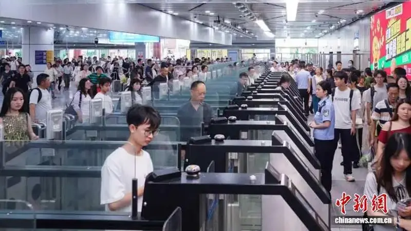 今年上半年经拱北口岸出入境旅客超6400万人次