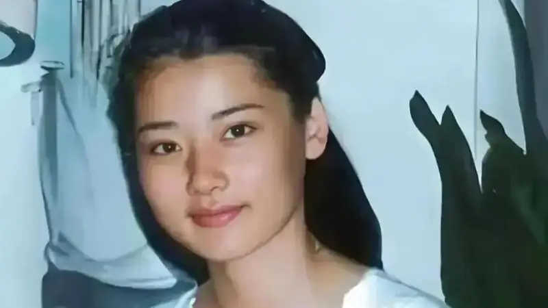5岁那年，母亲骗她去照相馆拍照。她穿上最漂亮的衣服，雀跃地跟着走，结果被送到了父亲手里。这就是何赛飞。一张没拍成的全家福，成了她心里一辈子的空白。更巧的是，潘虹还当面打趣她，说明儿媳不好当，她当场回了个机灵，这股劲儿从哪来，不就是从那天照相馆门口生出来的吗。那天她穿着最漂亮的小衣裳...