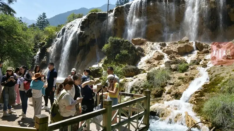 避暑游升温 九寨沟开启暑期旅游旺季模式