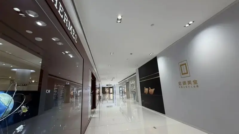 国际金价剧烈回调,老铺黄金门店外排队盛况不再,股价暴跌65%,“东方硬奢梦”还能继续吗