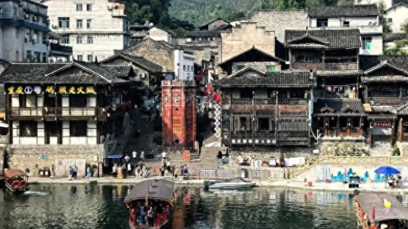 8年烧光50个亿!从网红标杆到无人问津,全国古镇为何批量倒闭?