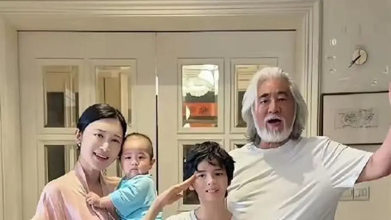 佩服杜星霖,已经43岁的高龄,还有再拼第五胎的勇气。每个人的生育选择都基于自身家庭条件与考量,尊重其个人选择即可,不过高龄生育要承担不小的身体风险。真佩服杜星霖,孩子多啦就是保险箱,我能生,他能养,以后要是万一或者一万了都有保障。人家有钱自然养得起,像我们普通人就还是不要凑热闹...