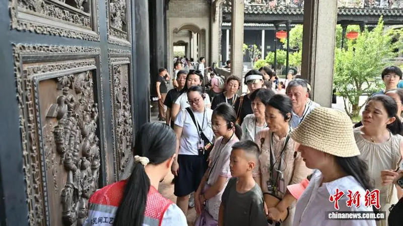 广州：“岭南建筑艺术的明珠”陈家祠暑期人气旺
