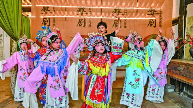 小戏迷来到婺剧村