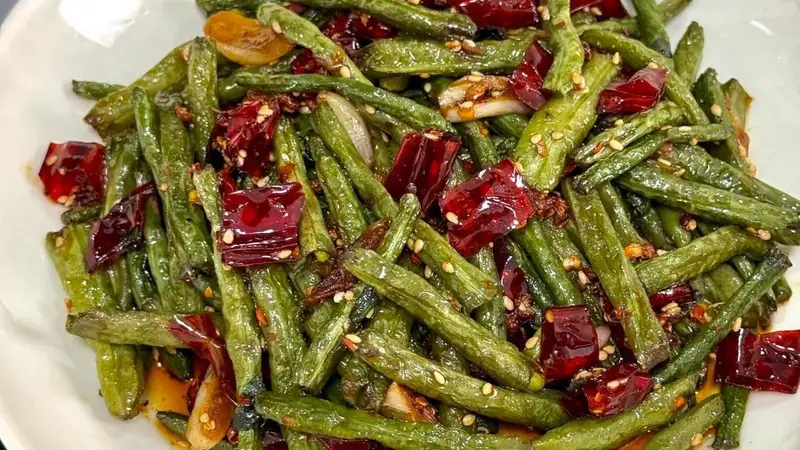 一份干煸豆角的亮点：干爽不水塌的炒制窍门在这里