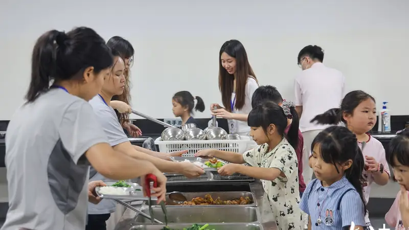 广东工厂暑托班火了:爸妈赶订单,公司帮带娃!
