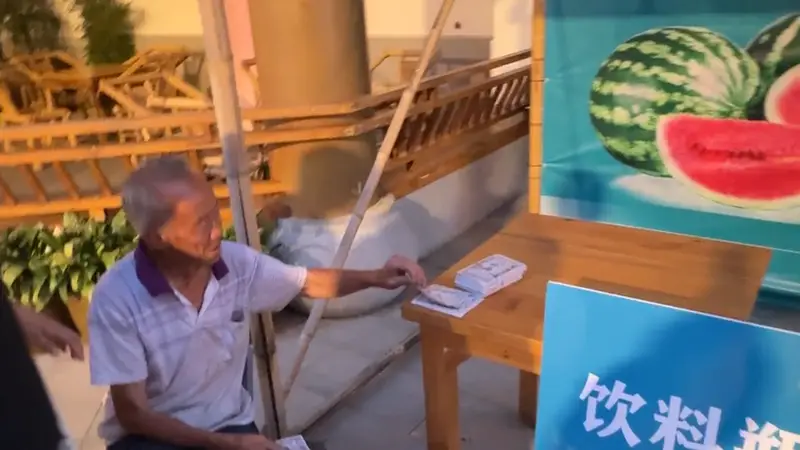 景区帮七旬老人收空瓶获赞,回应:老人不是npc,“银票”换空瓶活动时间不固定