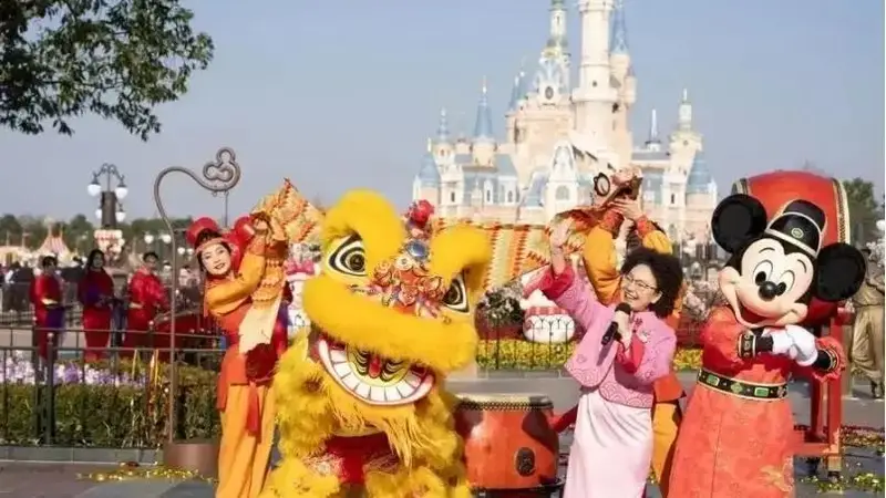 割韭菜？一天花掉1万5，中产家庭的迪士尼之旅，刺痛了多少寻常家庭
