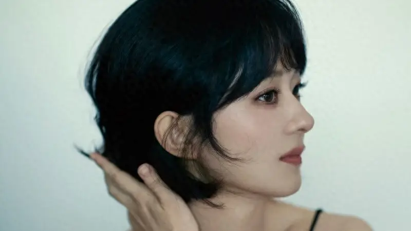赵丽颖 美妆｜短发黑裙诠释利落优雅，松弛状态尽显全球代言人格调
