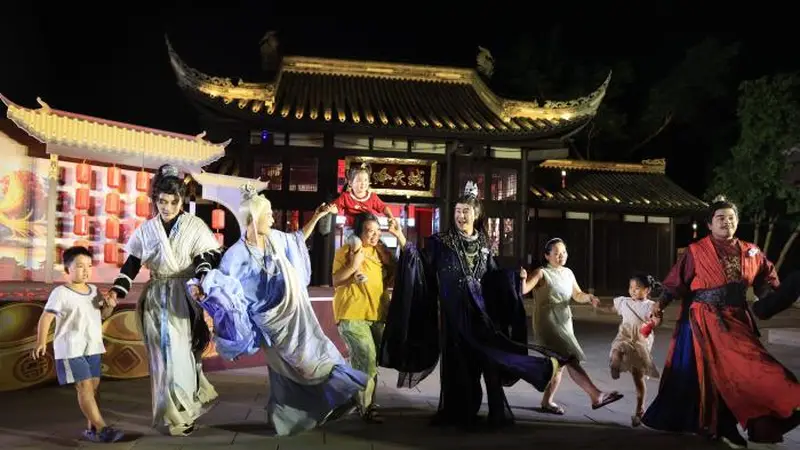 探访成都五凤溪古镇龙吟天城 古风NPC夏夜沉浸式互动引游人