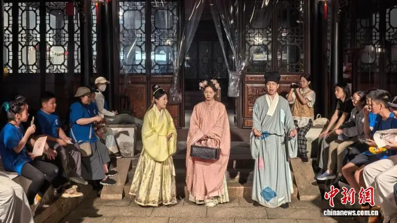 千年古镇同里上演《珍珠塔奇妙夜》 水乡游客“越夜越入戏”