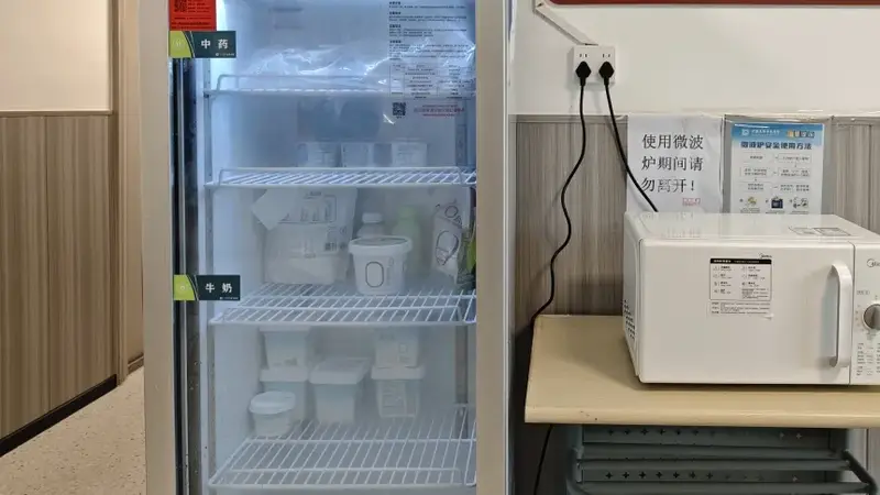 多所高校为学生公寓配冰箱:有的仅限储药,有的允许食品存放