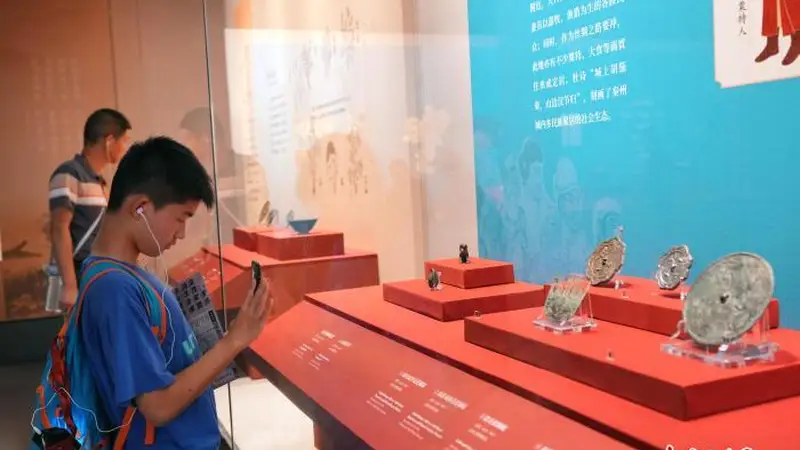 “月是故乡明——杜甫与秦州主题文物展”吸引观众观展