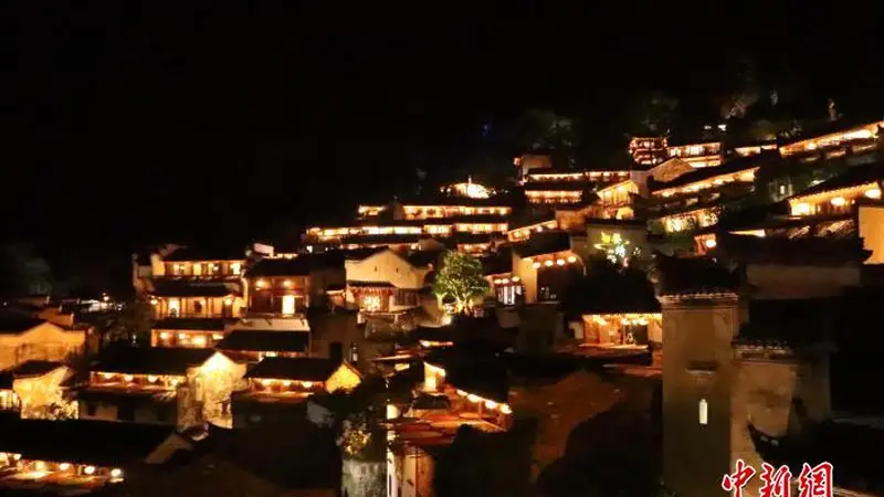 江西篁岭：传统灯彩点亮古村夏夜