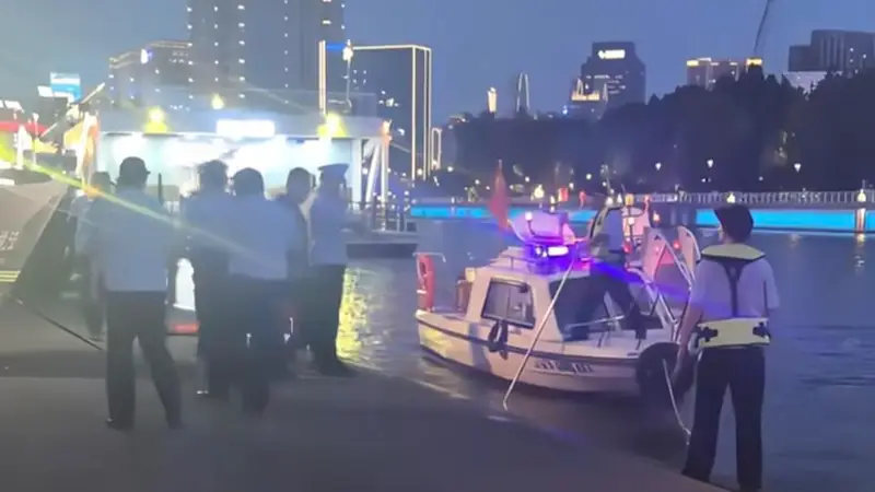 “天津之眼”摩天轮附近两人落水 知情人称系游客，已打捞上岸具体伤亡未知