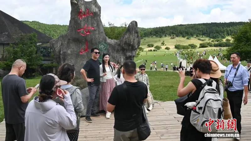 重庆仙女山“清凉经济”走俏:高山清风迎远客