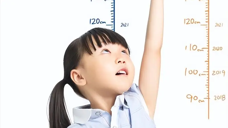 孩子窜个前,有个“烦人” 信号,恰是长高前兆,看懂的娃多长一截