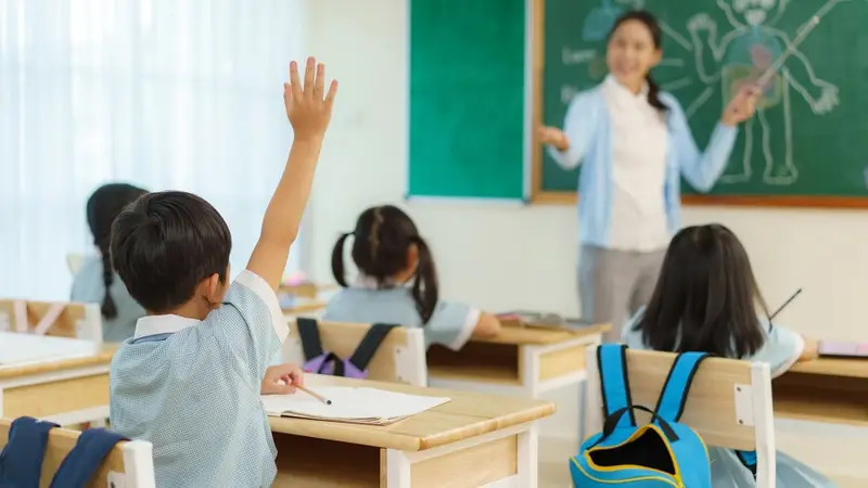 9成以上班主任厌倦带班?谁把年轻教师困在围城里|探讨班主任难题之解