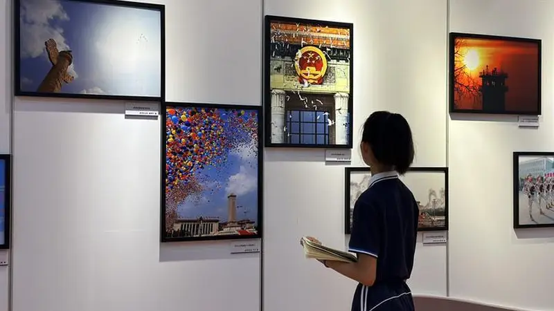 “相隔不过几步,我们走了八十多年”