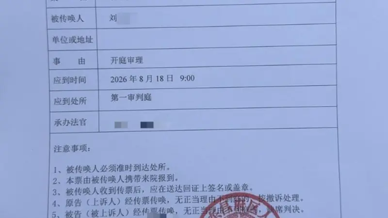 男子当街脚踹女儿，小伙制止时绊摔男子致其轻伤：小伙一审被定罪免罚，二审发回重审下周开庭