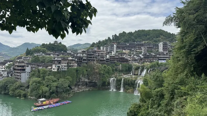 活力中国调研行｜一座挂在瀑布上的千年古镇，如何成为入境游新热门目的地