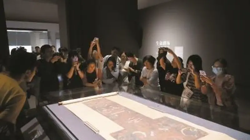 马王堆一号墓T形帛画撤展返湘美术馆奇妙夜限时点亮