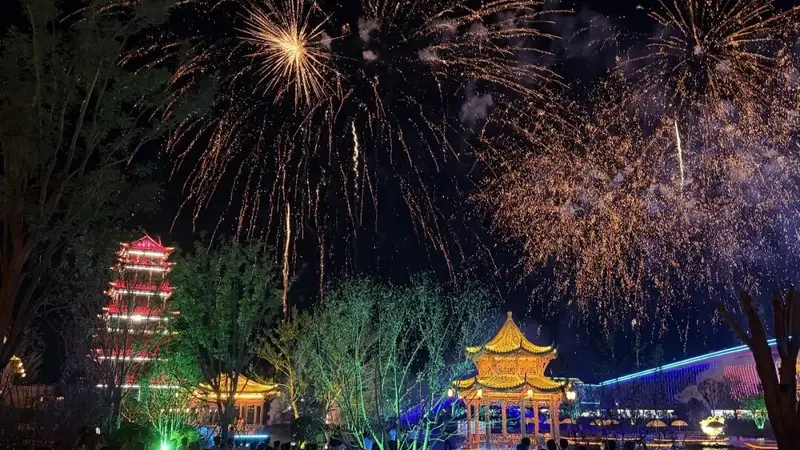 夜游白银｜赴靖远水街之约，看铁花漫卷，赏人间烟火