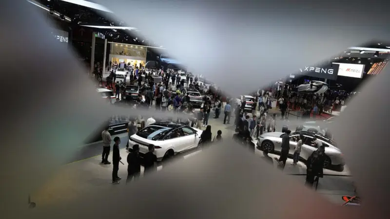 汽车开始有了“大模型”：小鹏VLA 2.0真正想改变的，可能不只是自动驾驶