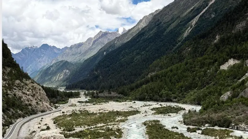 主峰海拔6600米：一条冰川和高原山村的相互守护