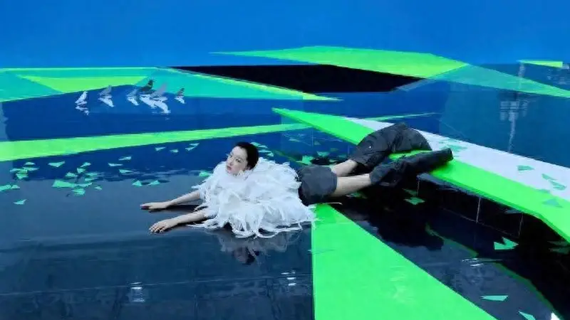 周冬雨第四次上 ELLE 金九，造型师终于不让她 "仙" 了