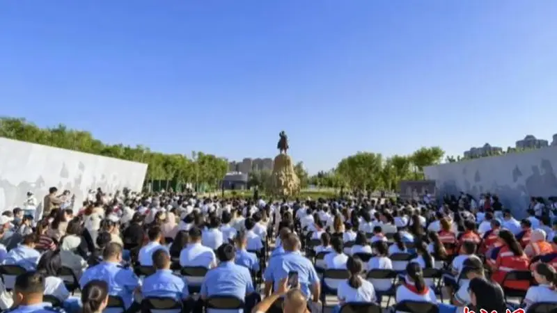 《左公复疆》雕塑在新疆哈密正式落成