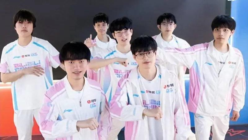 BLG零封TES锁定第一，小奶油赛后碰拳不服气，依旧不正脸看Bin