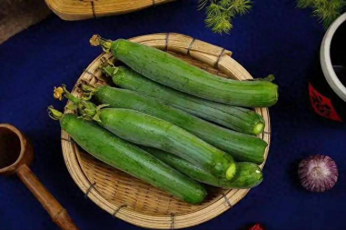 丝瓜大量上市!提醒:4种病患不可多吃,夏天正吃丝瓜时牢记禁忌