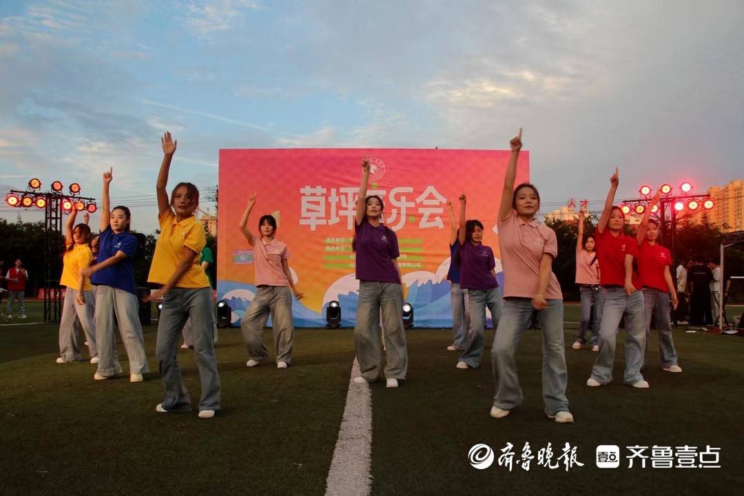 枣庄职业学院时光集市暨草坪音乐会圆满落幕