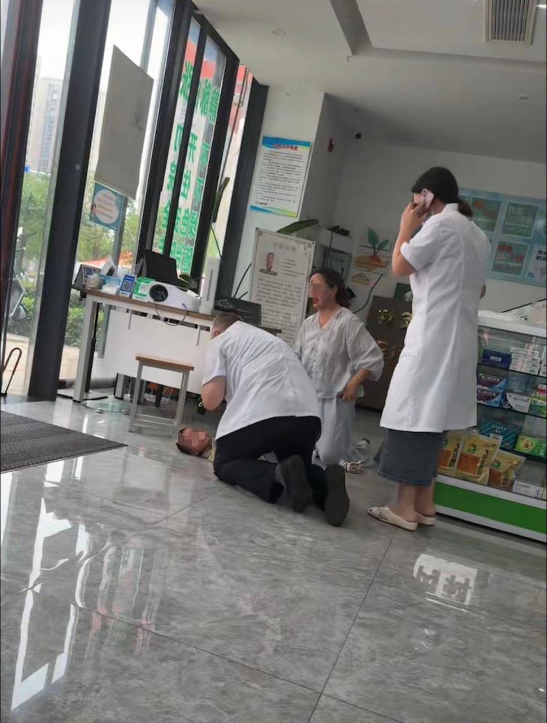 用时3分26秒，南京59岁医生跪地救回不足两岁窒息幼儿：小孩幸运遇到了我，我也很幸运通过急救知识将小孩救回来；患儿家长：孩子已无大碍